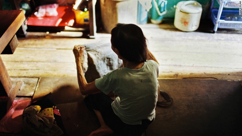 Sinh ra và lớn lên ở Hà Nội, cảm hứng của Elan đặt hết ở việc ghi lại cảnh sống thường ngày của người dân Việt Nam. Cô chia sẻ: 'Ở phố cổ Hà Nội, mọi người ăn trong ngõ, ngủ trong ngõ, tất cả những mùi vị và tiếng cười đều nằm trong ngõ. Những bức ảnh của tôi miêu tả con người, không gian sống, niềm vui và nỗi buồn ở trung tâm Hà Nội. (Nguồn: CNN)