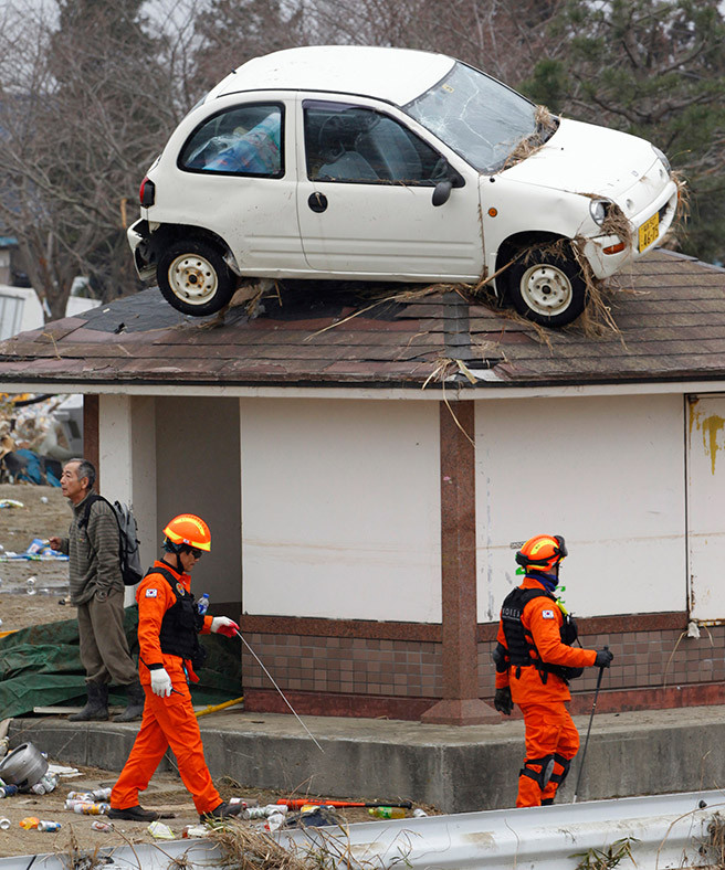 Chiếc xe hơi nằm trên mái nhà. (Nguồn: Ibtimes)