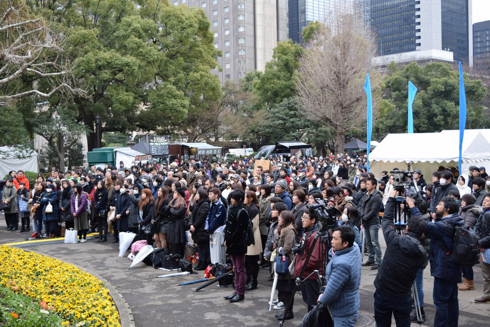 Đại diện của tổ chức Peace on Earth cho biết lễ tưởng niệm được tổ chức hàng năm không chỉ nhắc mọi người nhớ lại thời khắc kinh hoàng mà còn nhằm động viên những người còn sống tiếp tục vượt qua thử thách để xây dựng lại quê hương. (Ảnh: Nguyễn Tuyến-Gia Quân/Vietnam+)