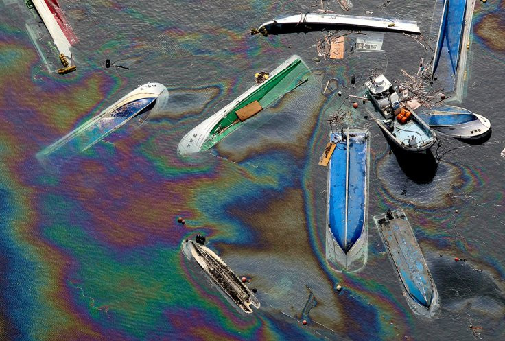 Trận sóng thần tàn phá những thuyền đánh cá, làm rò rỉ dầu trên biển ở khu vực làng Fudai. (Nguồn: Ibtimes)