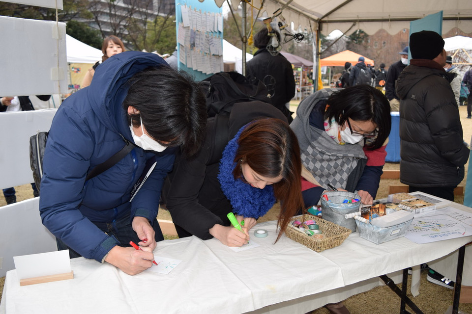 Ngày 11/3, trên khắp đất nước Nhật Bản đã diễn ra lễ tưởng niệm năm năm thảm họa kép động đất –thần tại vùng Đông Bắc. Tại thủ đô Tokyo, tổ chức Peace on Earth đã tổ chức lễ tưởng niệm tại công viên Hibiya với sự tham dự của hàng trăm người. (Ảnh: Nguyễn Tuyến-Gia Quân/Vietnam+)