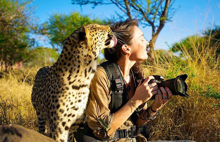 Nhiếp ảnh gia Shannon Benson, hay còn được gọi là 'Shannon hoang dã,' 36 tuổi ở Nam Phi, đã cống hiến cuộc đời mình để chụp những những loài động vật hoang dã. (Nguồn: CCTVNews)