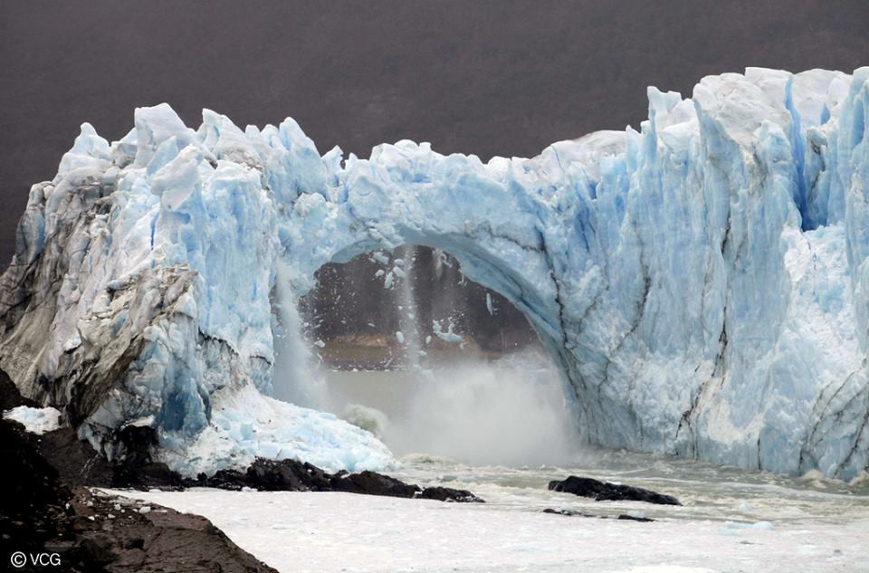 Rất nhiều du khách may mắn đã có cơ hội chứng kiến toàn bộ hiện tượng tự nhiên đặc biệt này. (Nguồn: CCTVNews)