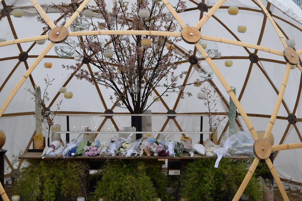 Hình ảnh này gợi nhớ đến những mái nhà trơ khung tại thành phố Hiroshima sau khi gánh chịu hai quả bom nguyên tử vào năm 1945 là thông điệp nhắc nhở mọi người về những hậu quả của các thảm họa hạt nhân trong đó có sự cố rò rỉ điện hạt nhân tại nhà máy điện Fukushima số 1 sau sóng thần. (Ảnh: Nguyễn Tuyến-Gia Quân/Vietnam+)