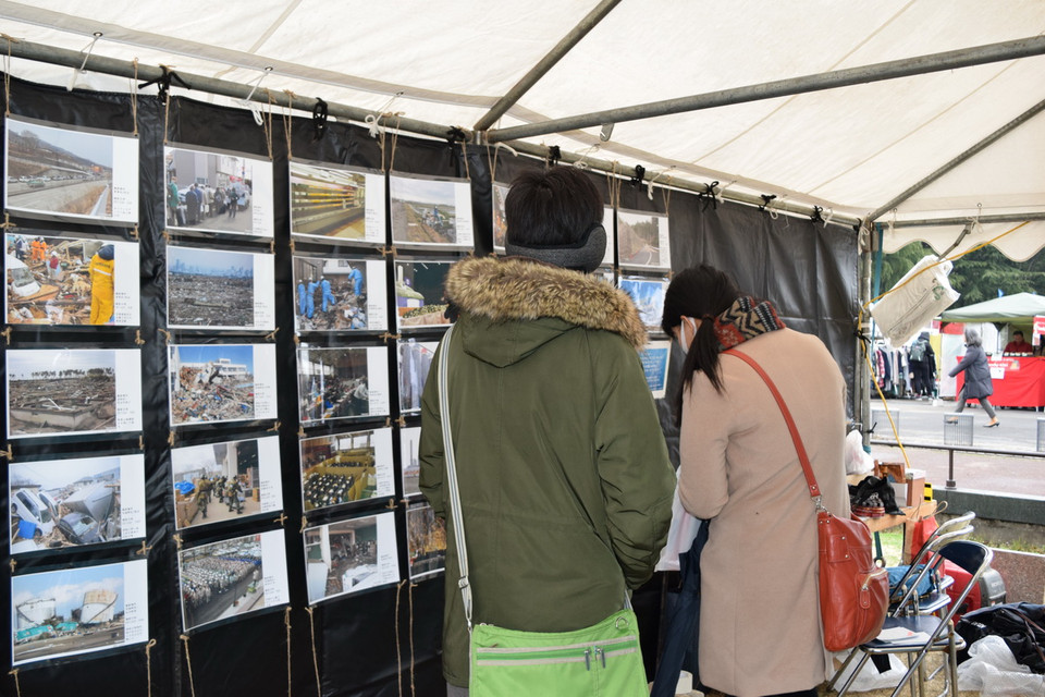 Trong khuôn khổ lễ tưởng niệm, Peace on Earth đã tổ chức triển lãm ảnh về thảm họa sóng thần cũng như những nỗ lực tái thiết tại vùng Đông Bắc trong suốt năm năm qua. (Ảnh: Nguyễn Tuyến-Gia Quân/Vietnam+)