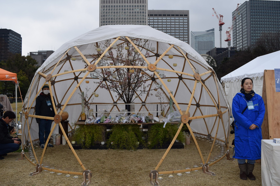 Tại khu vực tưởng niệm, một mái vòm hình cầu và các ô hình tam giác đã được dựng lên để cho những người tham dự đến thắp nến, đặt hoa và cầu nguyện cho những người đã khuất. (Ảnh: Nguyễn Tuyến-Gia Quân/Vietnam+)
