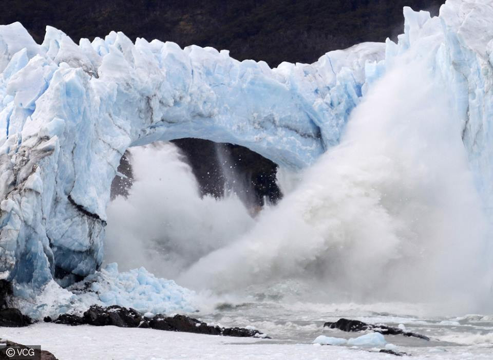 Năm 2012, một cầu băng tương tự đã sập nhưng không hề được ghi lại vì nó xảy ra vào lúc 3 giờ sáng. (Nguồn: CCTVNews)