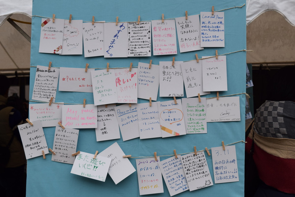 Tất cả những người tham dự đều được đề nghị viết một lời nhắn ý nghĩa gửi đến những người dân tại những vùng bị sóng thần tàn phá năm 2011. (Ảnh: Nguyễn Tuyến-Gia Quân/Vietnam+) 