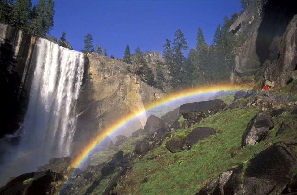 Cầu vồng ở công viên quốc gia Yosemite, California, Mỹ. (Nguồn: Stock Connectio)
