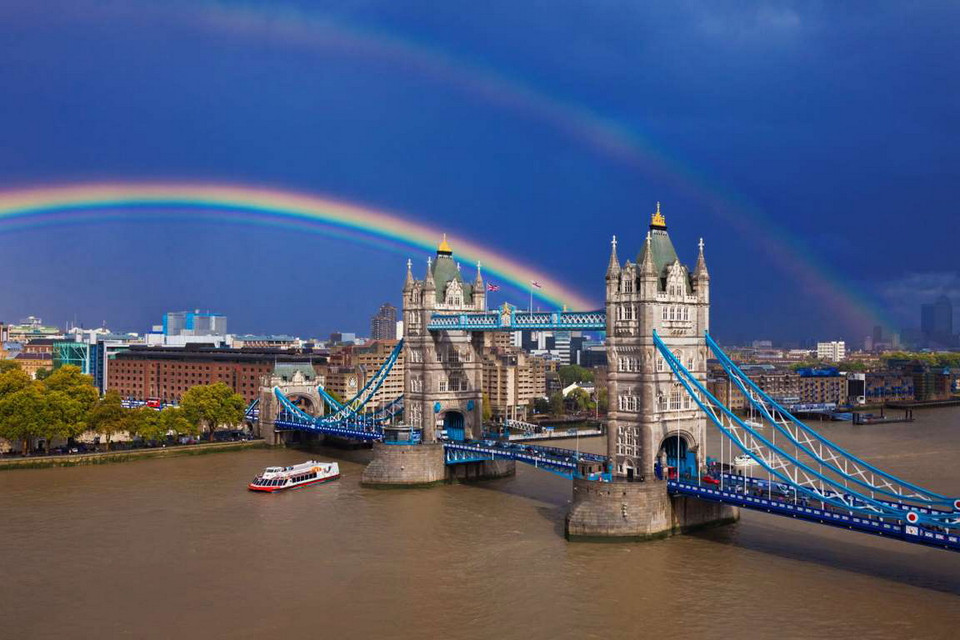 Cầu vồng ở Cầu tháp, London, Anh. (Nguồn: Rudy Sulgan/Corbis)