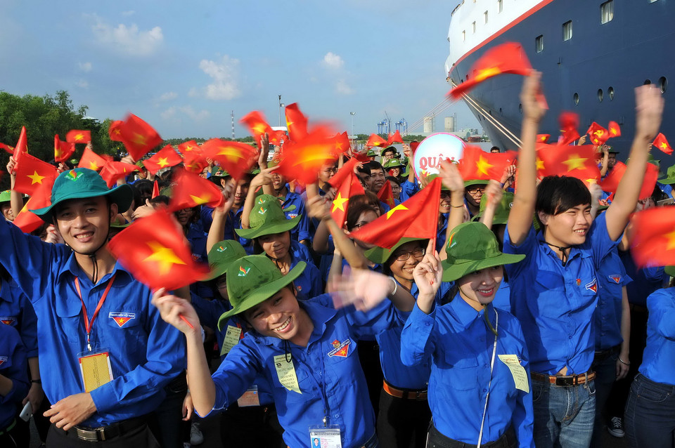 Thanh niên Thành phố Hồ Chí Minh đón Đại biểu thanh niên các nước Đông Nam Á và Nhật Bản. (Ảnh: An Hiếu/TTXVN)