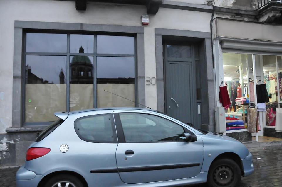 Ngôi nhà số 30 là nơi sinh sống của Taklan Abdeslam - anh trai của Salah Abdeslam, đang bị cảnh sát Bỉ phát lệnh truy nã toàn thế giới.(Ảnh: Hương Giang/Vietnam+)