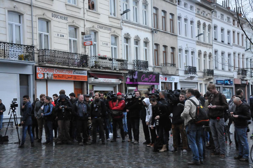 Phóng viên tập trung trước cửa ngôi nhà của Taklan Abdeslam chờ công bố của cảnh sát. (Ảnh: Hương Giang/Vietnam+)