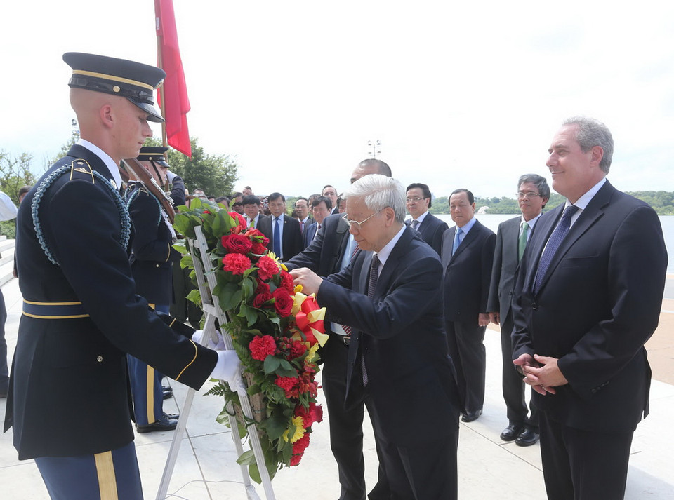 Tổng Bí thư Nguyễn Phú Trọng đặt vòng hoa tại Nhà tưởng niệm. (Ảnh: Trí Dũng/TTXVN)