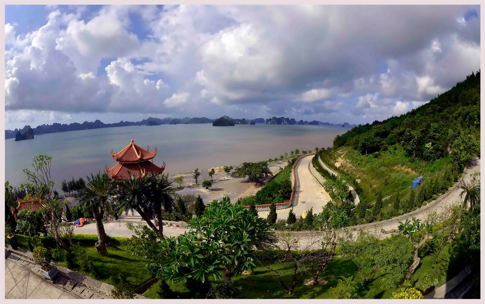 Thiền viện Trúc Lâm Giác Tâm nhìn ra Vịnh Bái Tử Long. (Ảnh: Thanh Hà/TTXVN) 