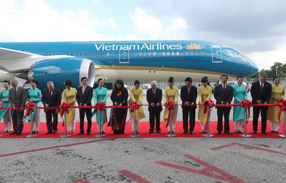  Tổng Bí thư Nguyễn Phú Trọng và các đại biểu thực hiện nghi lễ cắt băng giao-nhận máy bay. (Ảnh: Trí Dũng/TTXVN) 