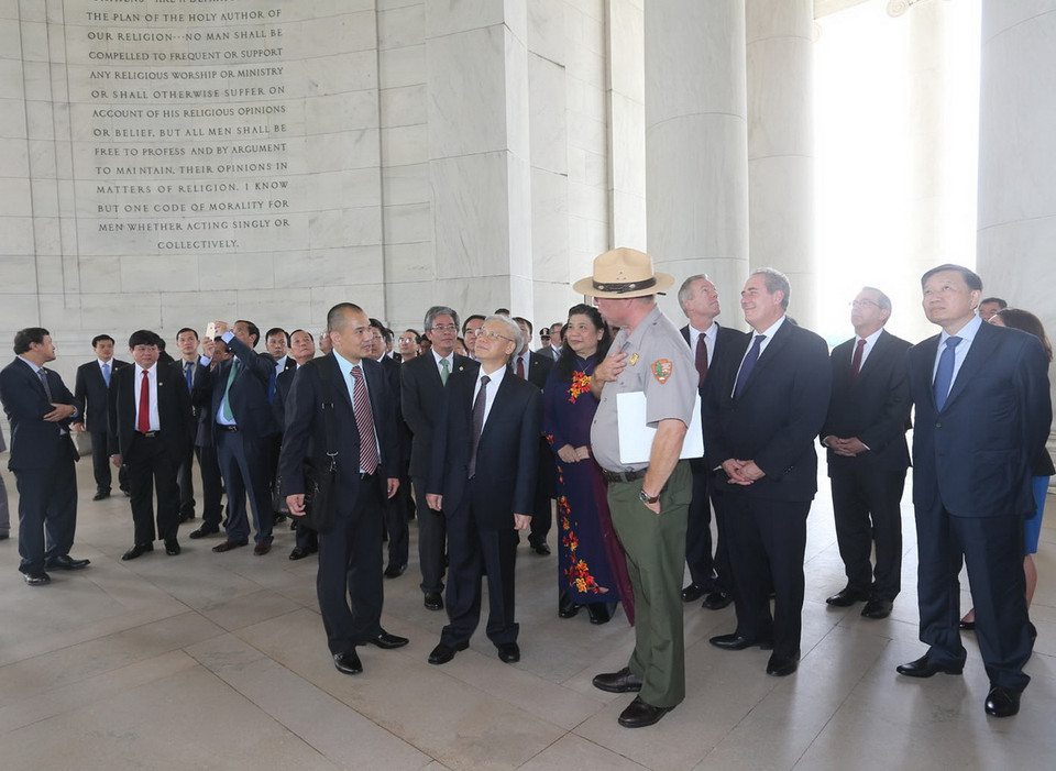 Tổng Bí thư Nguyễn Phú Trọng đến thăm Nhà tưởng niệm Tổng thống Hoa Kỳ Thomas Jefferson ở Thủ đô Washington D.C. (Ảnh: Trí Dũng/TTXVN) 