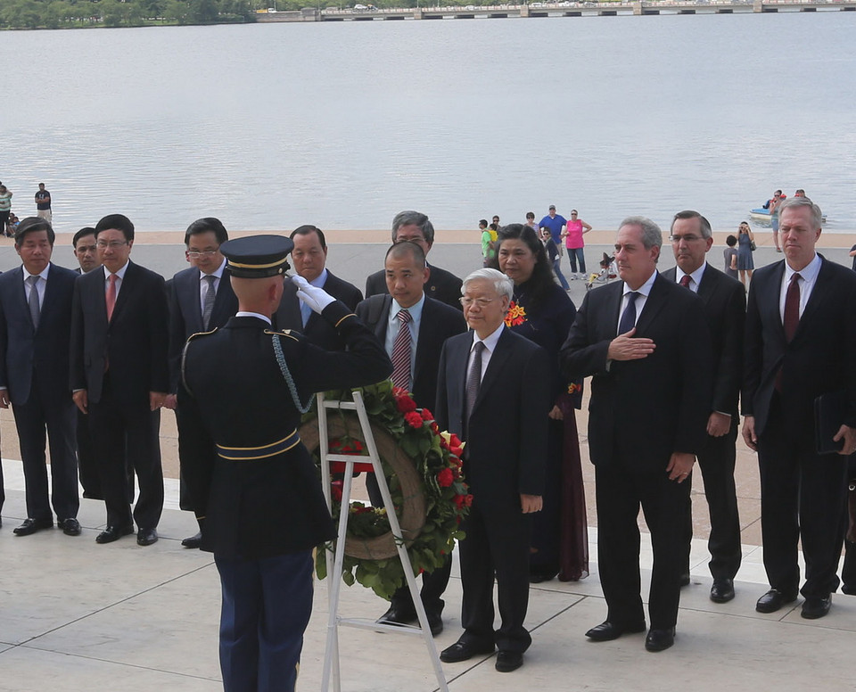 Tổng Bí thư Nguyễn Phú Trọng đặt vòng hoa tại Nhà tưởng niệm. (Ảnh: Trí Dũng/TTXVN) 