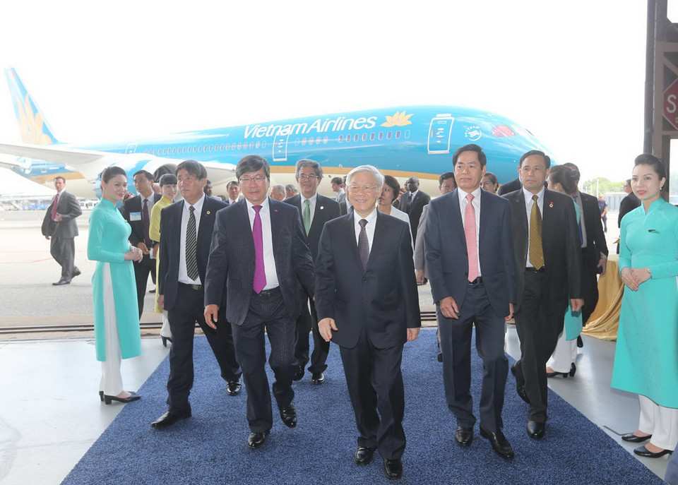 Tổng Bí thư Nguyễn Phú Trọng dự Lễ cắt băng khánh thành và trao chìa khóa bàn giao chiếc máy bay thế hệ mới Boeing 787-9 Dreamliner. (Ảnh: Trí Dũng/TTXVN)