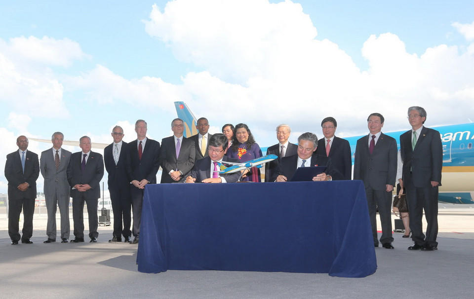  Tổng Bí thư Nguyễn Phú Trọng chứng kiến Lễ ký biên bản bàn giao chiếc máy bay thế hệ mới Boeing 787-9 Dreamliner giữa đại diện Boeing và Vietnam Airlines. (Ảnh: Trí Dũng/TTXVN) 