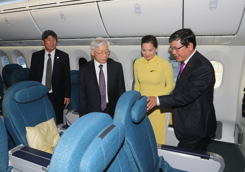 Tổng Bí thư Nguyễn Phú Trọng tham quan chiếc máy bay thế hệ mới Boeing 787-9 Dreamliner. (Ảnh: Trí Dũng/TTXVN) 
