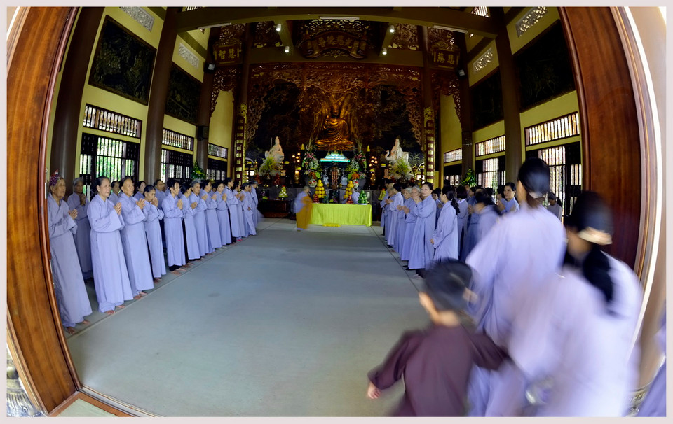 Một buổi hành lễ của các Phật tử Thiền viện Trúc Lâm Giác Tâm. (Ảnh: Thanh Hà/TTXVN) 