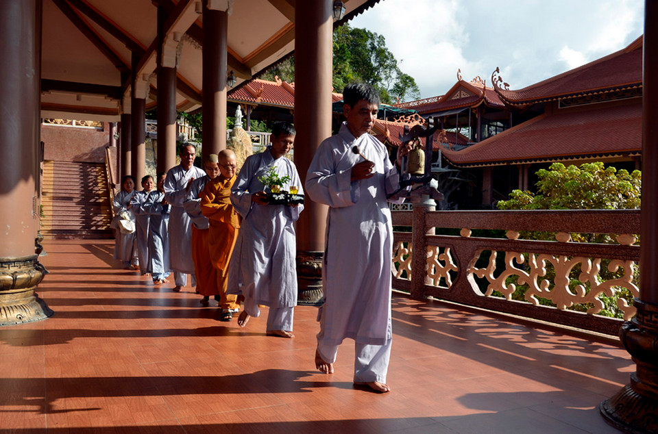 Một buổi hành lễ của các Phật tử Thiền viện Trúc Lâm Giác Tâm. (Ảnh: Thanh Hà/TTXVN)