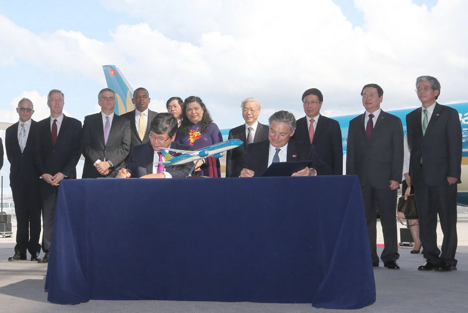 Tổng Bí thư Nguyễn Phú Trọng chứng kiến Lễ ký biên bản bàn giao chiếc máy bay thế hệ mới Boeing 787-9 Dreamliner giữa đại diện Boeing và Vietnam Airlines. (Ảnh: Trí Dũng/TTXVN) 