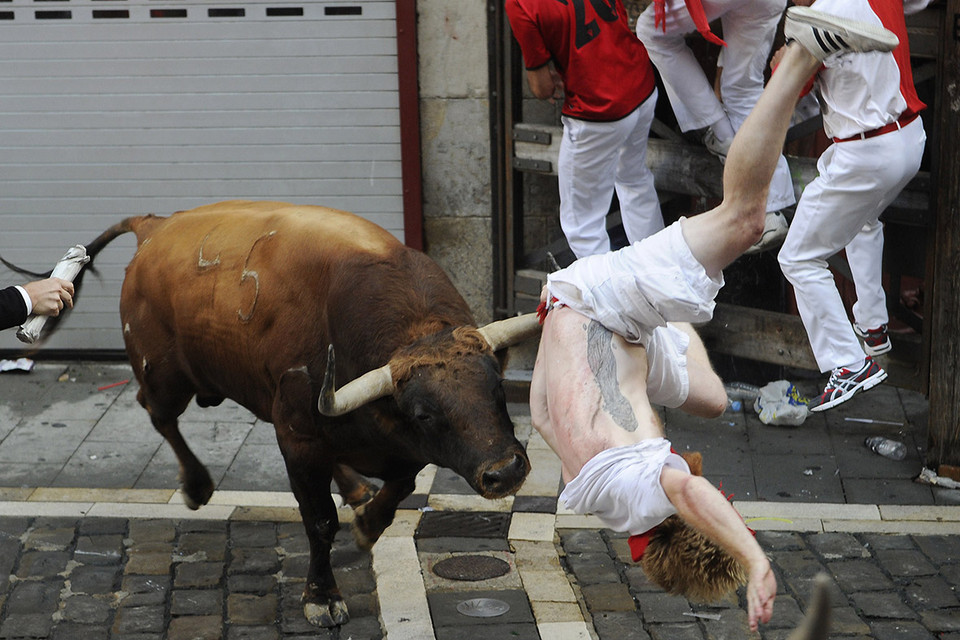 Một người bị húc và sáu người khác bị thương trong cuộc chạy đua đầu tiên cùng bò tót tại Lễ hội San Fermin ở Pamploma (Tây Ban Nha) năm nay. Hàng nghìn người đã chen lấn để chạy thoát thân khi những con bò tót làm loạn trên các khu phố ở thành phố miền Bắc Tây Ban Nha này. (Nguồn: ibtimes)