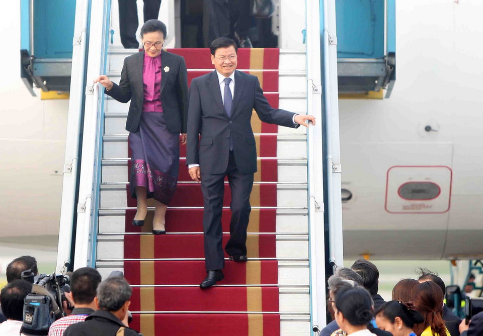 Chiều 29/3/2018, Thủ tướng Chính phủ Cộng hòa Dân chủ Nhân dân Lào Thongloun Sisoulith cùng Phu nhân dẫn đầu Đoàn đại biểu cấp cao Chính phủ Lào tới Hà Nội, tham dự hội nghị GMS 6 và CLV 10. (Nguồn: TTXVN)