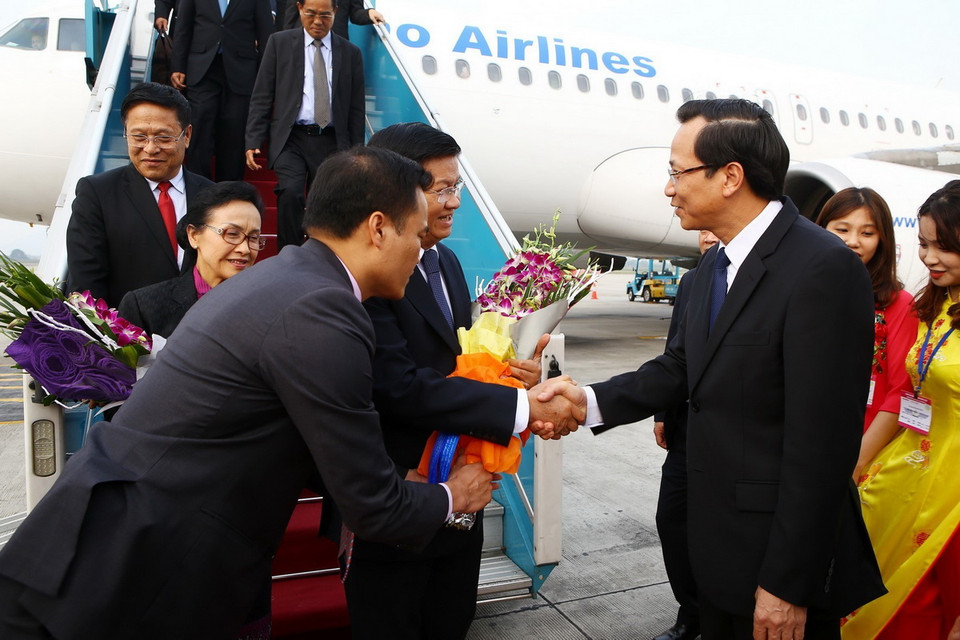 Bộ trưởng Bộ Lao động-Thương binh và Xã hội Đào Ngọc Dung đón Thủ tướng Lào Thongloun Sisoulith tại sân bay quốc tế Nội Bài. (Nguồn: TTXVN)