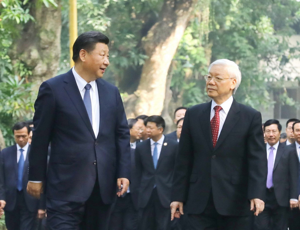 Tổng Bí thư Nguyễn Phú Trọng và Tổng Bí thư, Chủ tịch nước Trung Quốc Tập Cận Bình đi dạo trên đường Xoài - Khu di tích Chủ tịch Hồ Chí Minh. (Ảnh: Phương Hoa/TTXVN)