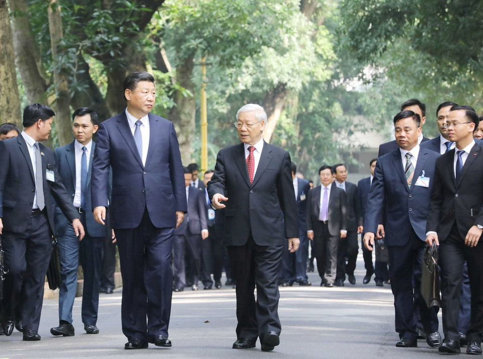 Sáng 13/11/2017, Tổng Bí thư Nguyễn Phú Trọng cùng Tổng Bí thư, Chủ tịch nước Trung Quốc Tập Cận Bình đi dạo, thăm nơi ở và làm việc của Bác Hồ và dự tiệc trà tại Nhà sàn. (Ảnh: Phương Hoa/TTXVN)