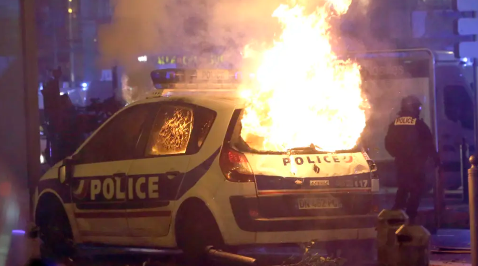 Cuộc biểu tình biến thành bạo động đã lan ra các địa phương ngoài Paris, Trong ảnh: Một chiếc xe cảnh sát bị đốt sau cuộc đụng độ giữa cảnh sát và những người biểu tình, ở Marseille, miền nam nước Pháp, ngày 1/12. (Nguồn: AP)