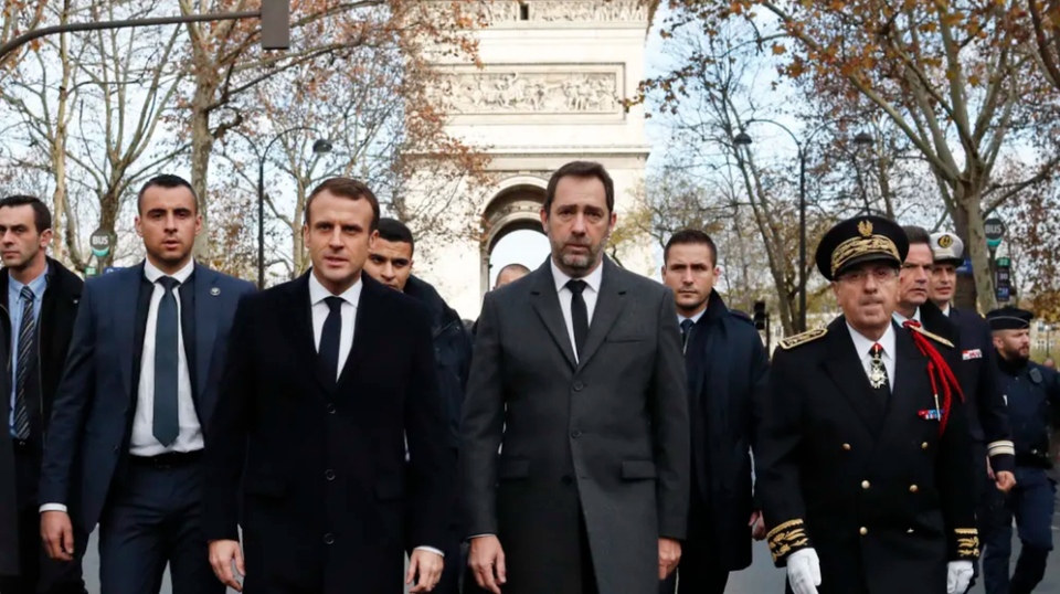 Tổng thống Pháp Emmanuel Macron, Bộ trưởng Nội vụ Christophe Castaner (trung tâm bên phải) và cảnh sát trưởng Paris Michel Delpuech (phải) đến thăm nhân viên chữa cháy và cảnh sát chống bạo động vào ngày 2/12, tại trung tâm Paris. (Nguồn: AP)