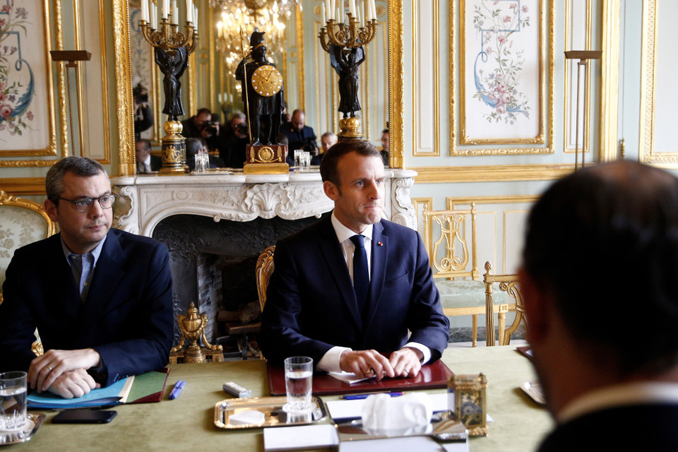 Tổng thống Pháp Emmanuel Macron (giữa) trong cuộc họp khẩn của Chính phủ nhằm tìm biện pháp ứng phó các cuộc biểu tình bạo loạn phản đối tăng giá nhiên liệu của lực lượng "Áo vàng" ở thủ đô Paris, ngày 2/12/2018. (Nguồn: AFP/ TTXVN)