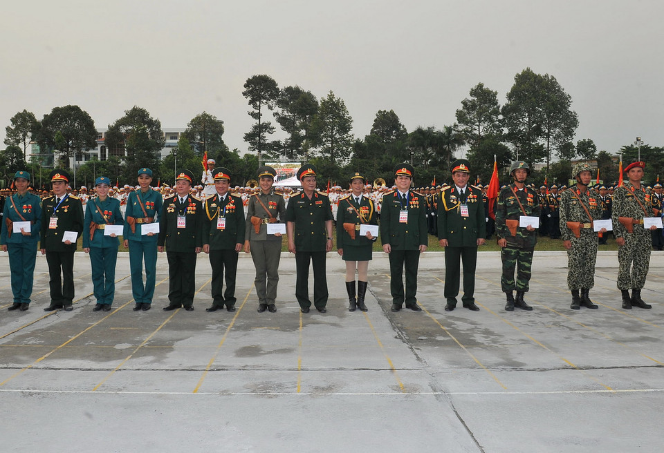 Thượng tướng Nguyễn Thành Cung, Ủy viên Trung ương Đảng, Thứ trưởng Bộ Quốc phòng thăm và tặng quà các đơn vị sau buổi hợp luyện. (Ảnh: Trọng Đức/TTXVN)