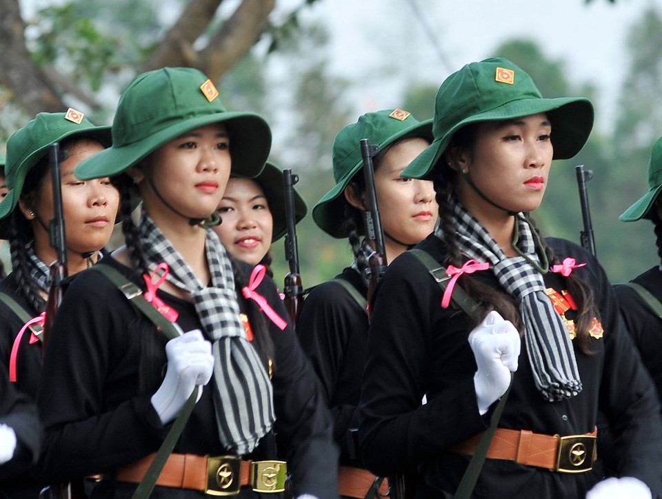 Nữ dân quân du kích miền Nam tham gia hợp luyện. (Ảnh: Trọng Đức/TTXVN)