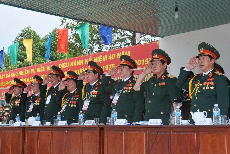 Các đồng chí lãnh đạo Bộ Quốc phòng dự và kiểm tra buổi hợp luyện. (Ảnh: Trọng Đức/TTXVN)