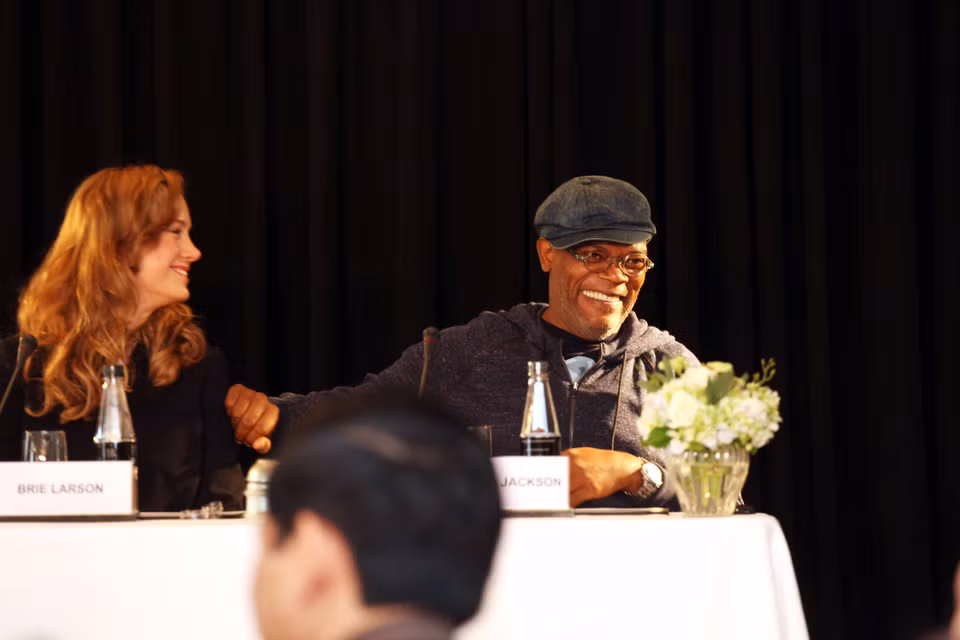Brie Larson trêu chọc tài tử gạo cội Samuel L. Jackson. (Ảnh: Xuân Mai/Vietnam+)