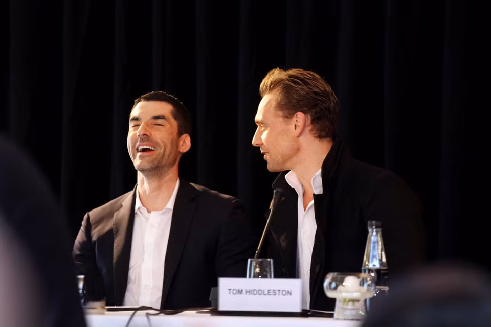 Tom Hiddleston khiến đại diện nhà sản xuất phim, ông Alex Garcia bật cười khoái chí.(Ảnh: Xuân Mai/Vietnam+)