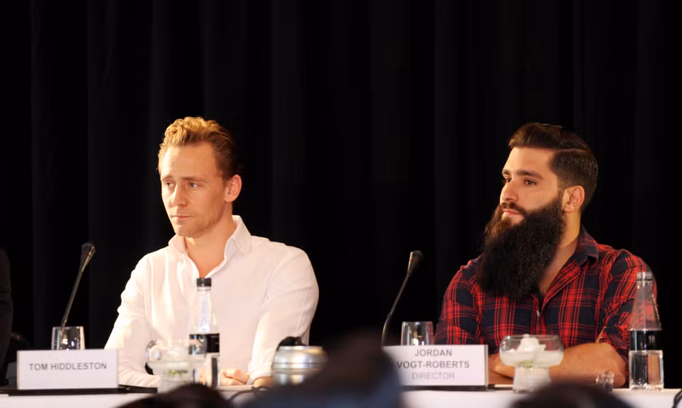 Nam diễn viên Tom Hiddleston và đạo diễn Jordan Vogt-Roberts chăm chú nghe câu hỏi của các phóng viên Việt Nam.(Ảnh: Xuân Mai/Vietnam+)