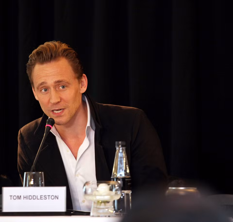 Ngay sau khi dự Liên hoan phim Berlin, nam tài tử Tom Hiddleston lập tức bay thẳng đến Hà Nội sáng sớm nay để kịp dự họp báo. (Ảnh: Xuân Mai/Vietnam+)