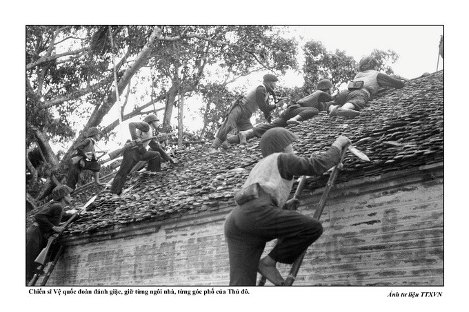 Chiến sỹ Vệ quốc đoàn đánh giặc, giữ từng ngôi nhà, từng gốc phố của Thủ đô. (Ảnh tư liệu TTXVN)