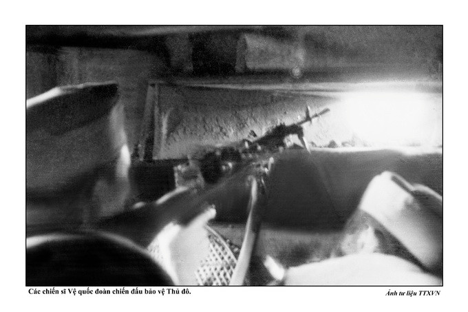 Các chiến sỹ Vệ quốc đoàn chiến đấu bảo vệ Thủ đô. (Ảnh tư liệu TTXVN)