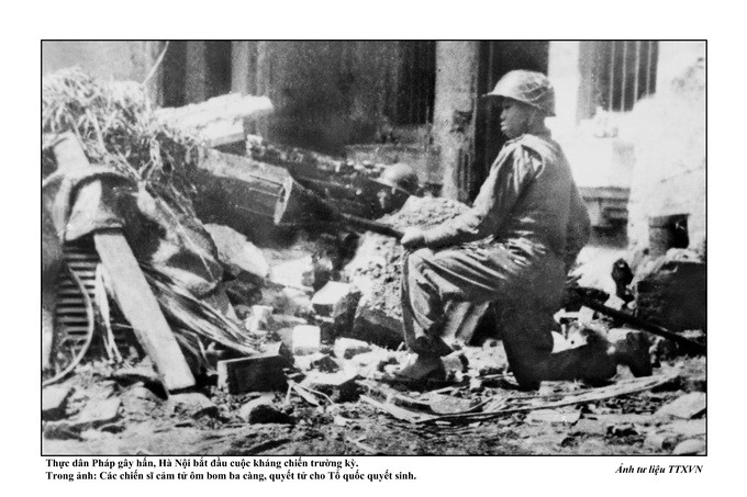 Chiến sỹ cảm tử ôm bom ba càng, quyết tử cho Tổ quốc quyết sinh. (Ảnh tư liệu TTXVN)