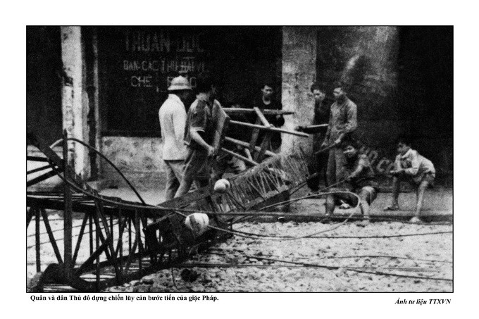 Quân và dân Thủ đô dựng chiến lũy cản bước tiến của giặc Pháp. (Ảnh tư liệu TTXVN)