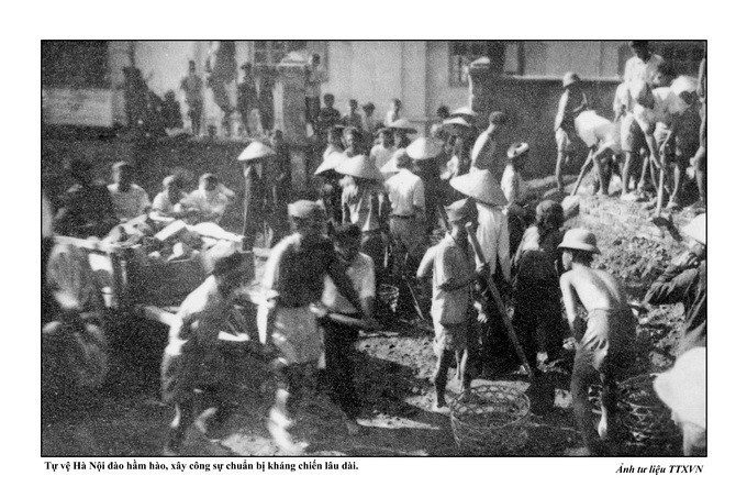 Tự vệ Hà Nội đào hầm hào, xây công sự chuẩn bị kháng chiến lâu dài. (Ảnh tư liệu TTXVN)