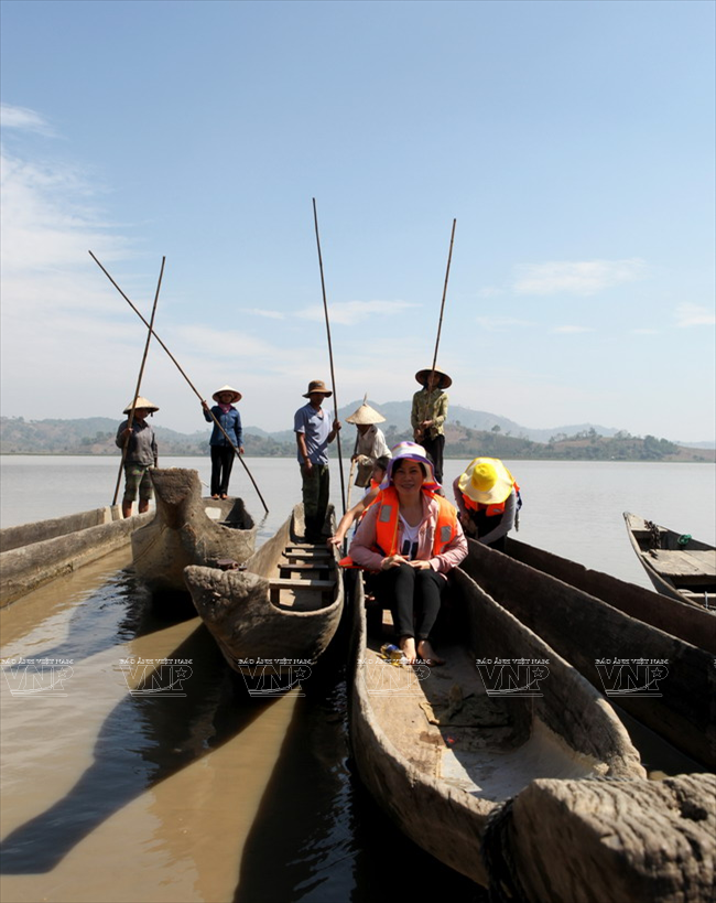 Du khách xuống thuyền độc mộc tham quan hồ Lắk. (Ảnh: Tất Sơn/Báo ảnh Việt Nam)