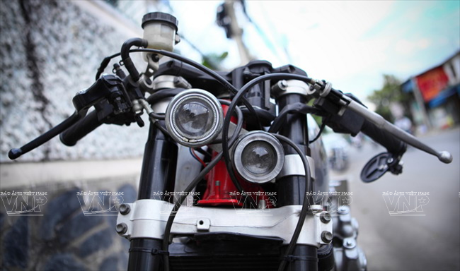 Bóng đèn pha cổ điển thay bằng loại bi-Xenon xếp theo đường chéo. (Ảnh: Nguyễn Luân/Báo ảnh Việt Nam)